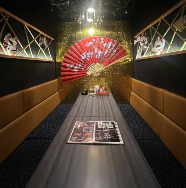 【シャンデリアきらめく特別空間】半個室はＶＩＰ気分間違いなし！！オシャレで映える写真も沢山撮れちゃいますね♪6名様～利用可能です！女子会・小宴会・誕生日・合コンなどにも最適なお席の仕様となっております♪当店自慢の料理を皆様でご堪能下さい！美味しい海鮮とお酒と豊富にご用意しているのでご一緒にどうぞ◎