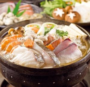 煮込んだ海鮮の旨みがスープに凝縮！最後の一口まで箸が止まらない人気の≪海鮮ちゃんこ鍋≫