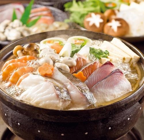 煮込んだ海鮮の旨みがスープに凝縮！最後の一口まで箸が止まらない人気の≪海鮮ちゃんこ鍋≫