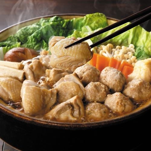 鶏の旨みと野菜の香りが溶け合う、やさしくも奥深い味わい。こちらも人気の≪鶏ちゃんこ鍋≫