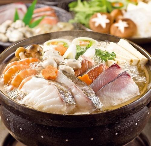 煮込んだ海鮮の旨みがスープに凝縮！最後の一口まで箸が止まらない人気の≪海鮮ちゃんこ鍋≫