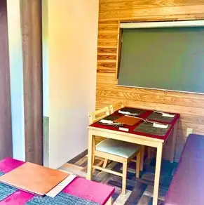 店内は落ち着いた雰囲気で、居心地の良さを大切にした空間づくりが特徴。貸切やサプライズ対応も可能で、特別なシーンを演出でき、ゆったりとした時間を過ごせます☆落ち着いた会食や記念日にも使いやすい雰囲気です。居心地も抜群。