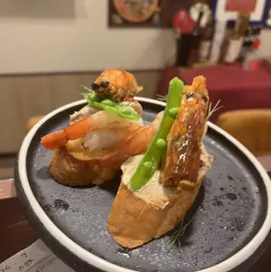 生紅蝦和鯖魚醬烤麵包