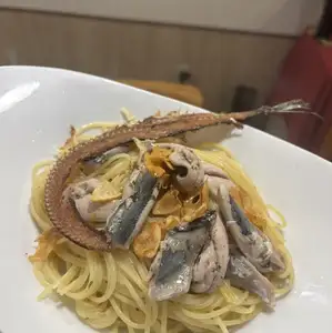 使用一整條秋刀魚製作的 Aglio e Olio 義大利麵