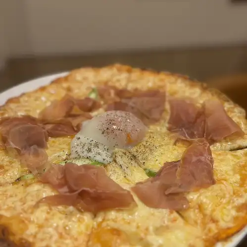ゴルゴンゾーラと秋野菜のピザビスマルク 生ハム添え