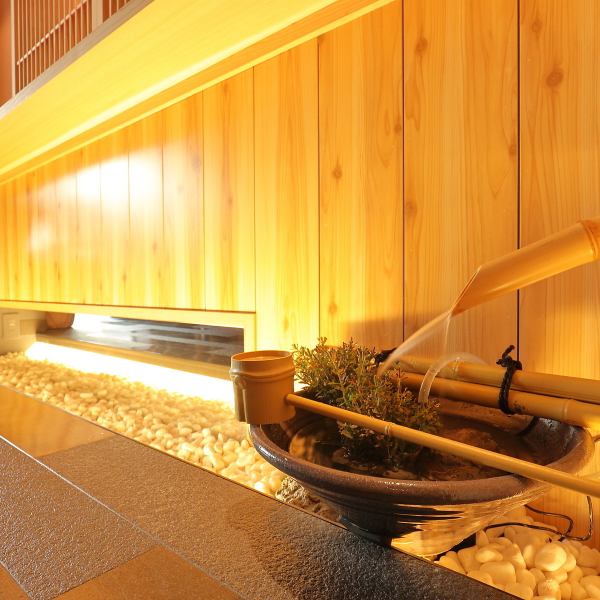 ”和”をコンセプトに意匠を施した、心から落ち着く空間。カウンター席、テーブル席を完備しており、お一人様はもちろんデートや接待、ご友人とのご来店などシーンを問わずご利用いただけます。長い夜のはじまりにも、一日の素敵な締めくくりにも。お近くにお越しの際は、ぜひお気軽にお立ち寄りください。