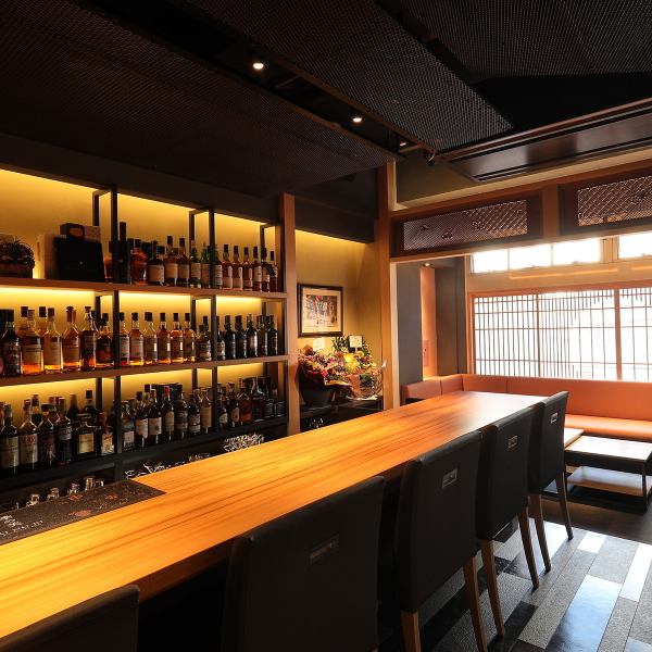 渋谷駅、神泉駅から徒歩圏内のアクセスの良い立地。渋谷・円山町にひっそりと佇む隠れ家のような空間で、渋谷の喧騒を離れ、ゆったりとお酒をお楽しみいただけます。誰にも知られたくないけど、誰かを連れていきたくなる。そんな魅力のある大人の隠れ家です。