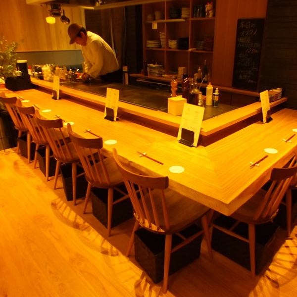 The counter seat in front of the iron plate is a masterpiece! There is a wide range from semi-private rooms that can be used by 2 people to table seats that can be used by 2 to 20 people.