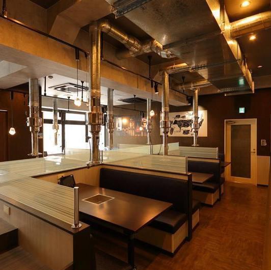 「町田 牛爵」は駅からすぐのアクセス抜群★お仕事帰りや学校帰りなどにぜひお立ち寄りください♪当店1階にSEGA、３Fに隠れ房があるビルの２Fにございます。階段の横にエレベーターもあるので、車いすやベビーカーでお越しの方も安心してご来店いただけます。また、喫煙ルームも完全分離部屋でご用意しているので喫煙者もOK