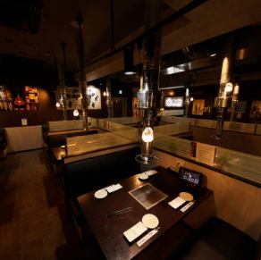 程よい広さのテーブル席は、仲間内の飲み会や家族でのお食事に最適。座り心地の良いシートが長時間の滞在でも疲れにくく、自然と会話が弾む空間に。料理を囲んでワイワイ楽しみたい、そんな場面にぴったりのお席です。