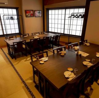 当店では様々な人数でご利用いただける個室席がございます。襖が仕切りになっており、完全個室となっておりますので、会社ご宴会、友人とのご宴会、ご家族でのご宴会、接待等様々なシーンでご利用いただけます。最大80名様ほど迄ご利用いただけますので、大人数宴会もお気軽にお問合せ下さい。