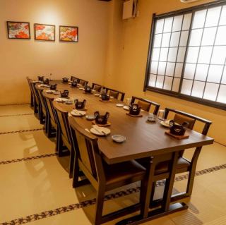 当店では様々な人数でご利用いただける個室席がございます。襖が仕切りになっており、完全個室となっておりますので、会社ご宴会、友人とのご宴会、ご家族でのご宴会、接待等様々なシーンでご利用いただけます。最大80名様ほど迄ご利用いただけますので、大人数宴会もお気軽にお問合せ下さい。