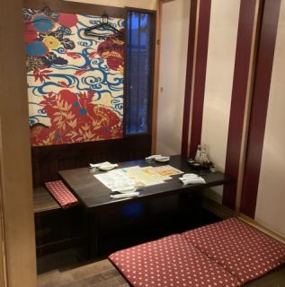 当店では様々な人数でご利用いただける個室席がございます。襖が仕切りになっており、完全個室となっておりますので、会社ご宴会、友人とのご宴会、ご家族でのご宴会、接待等様々なシーンでご利用いただけます。最大80名様ほど迄ご利用いただけますので、大人数宴会もお気軽にお問合せ下さい。