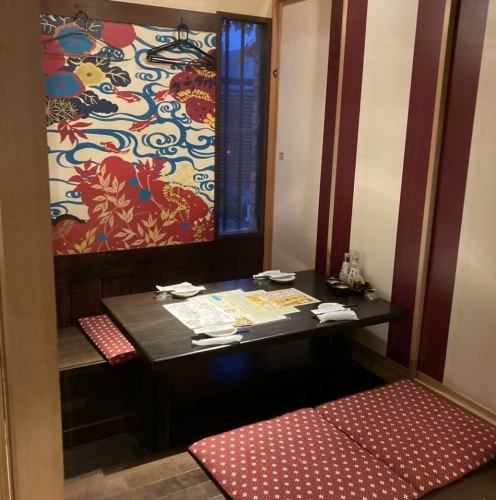 当店では様々な人数でご利用いただける個室席がございます。襖が仕切りになっており、完全個室となっておりますので、会社ご宴会、友人とのご宴会、ご家族でのご宴会、接待等様々なシーンでご利用いただけます。最大80名様ほど迄ご利用いただけますので、大人数宴会もお気軽にお問合せ下さい。