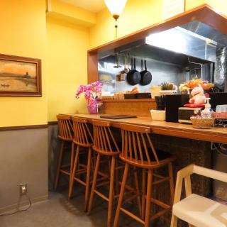 おひとり様でも気軽にお立ち寄りいただけるカウンター席をご用意しております！ランチタイムや会社帰りのサク飲みに是非ご利用ください！