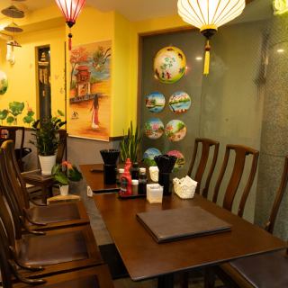 ゆったり座れるテーブル席は少人数様でのお集まりや女子会におすすめです！広々とした空間でお楽しみください！