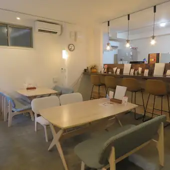 一个舒适的双人餐桌座位区。这些座位非常适合约会、咖啡馆小团体聚会，或者与你心爱的狗狗享受一段宁静的时光。