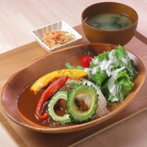 [Spicy Curry with Colorful Vegetables 1,480 yen (tax included) ◇ Rich flavor from slow simmering]