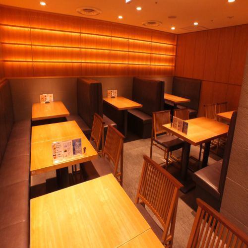 在日式的现代轻松氛围中，我们准备桌子和座位。我们将产生和平收集的时刻。
