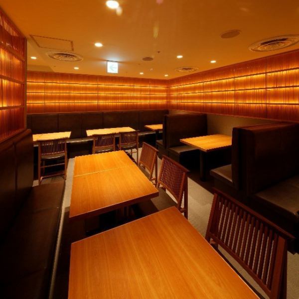 全部42个席位。在有深度的商店，与家人一起用餐我们还将根据与朋友一起宴请的人数准备座位。