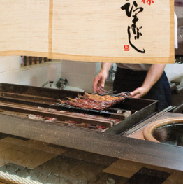 職人が手間隙欠けて焼き上げるうなぎ