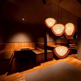 半個室席はソファ席になっております。お隣の席とは高い壁で区切りがございます！ゆっくりとお酒とお食事をお楽しみいただけます。半個室席は加熱式タバコの喫煙が可能。