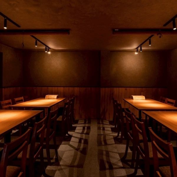 店内に漂う紀州備長炭の香りが、焼き鳥の美味しさを引き立てます。炭火でじっくり焼き上げることで、外はパリッと、中はジューシーに仕上げられた焼き鳥は、香ばしさと共にお酒との相性も抜群です！この香りが、訪れるたびに食欲をそそります★