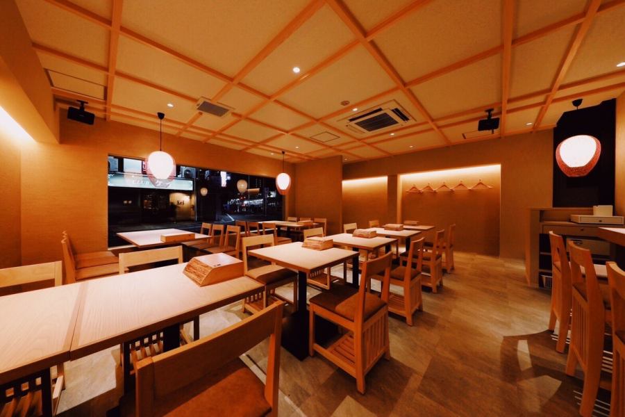 京町家の趣を生かした落ち着いた内装が魅力です。柔らかな間接照明が心地よい空間を演出し、友人や家族との特別なひとときを演出します。プライベート感を大切にした席も完備し、リラックスした時間を過ごせます♪