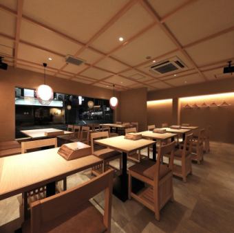 落ち着いた雰囲気の中でお食事を楽しめる全69席をご用意しています。仲間との楽しいひとときや、特別な日の会食に最適な空間です。お客様のニーズに応じたお席で、心地よい時間をお過ごしください。