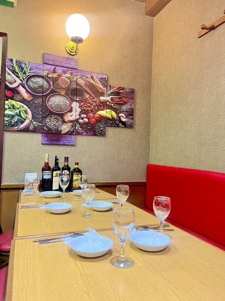 笑顔が素敵な店員さん。ランチにも利用可。一人でもグループでも、気軽にインド料理を楽しめる店。セットメニューはプレーンナンとライスのお替りが自由。カレーも好きなものが選べるのがうれしい♪