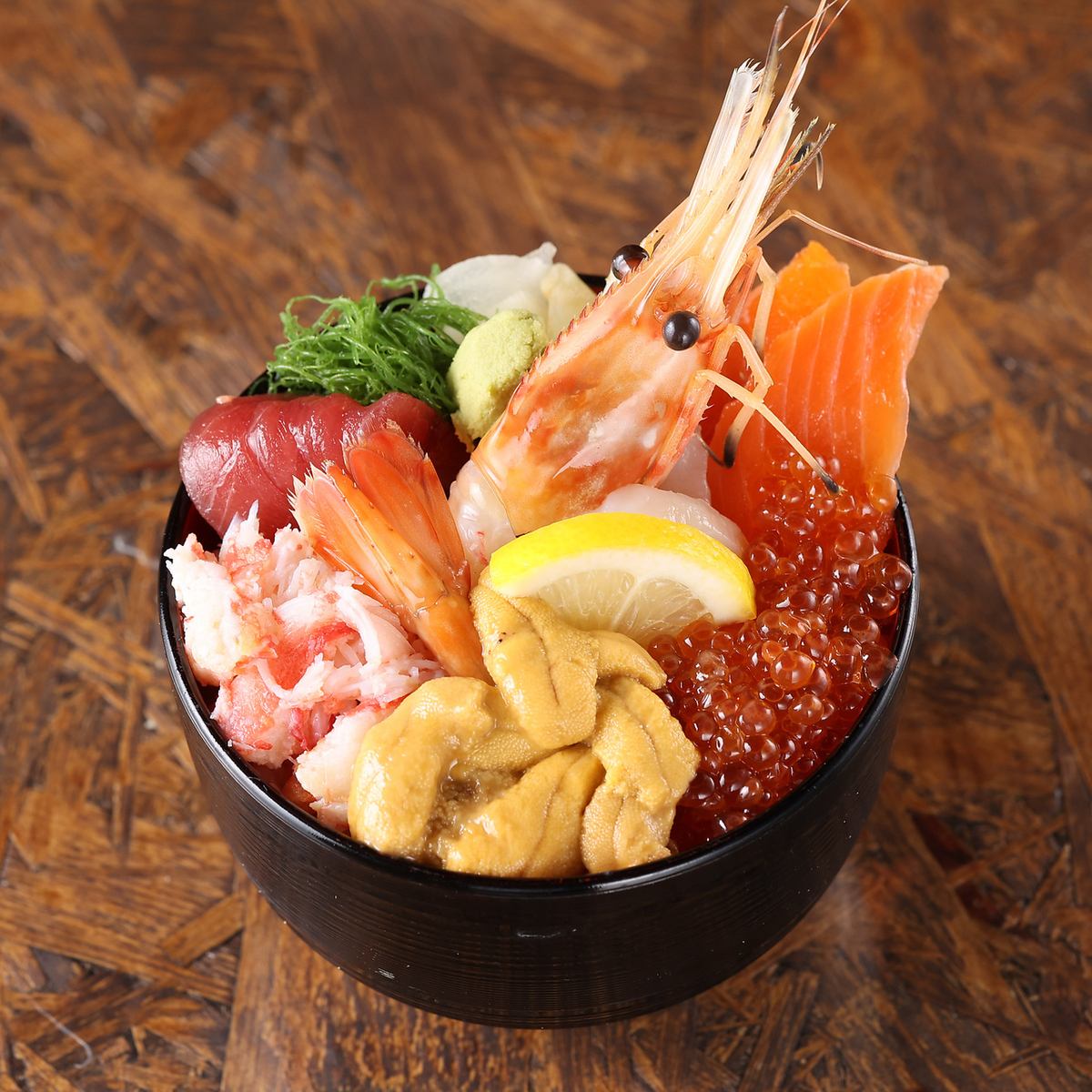 旬の魚介類をふんだんに使った丼。小樽ならではの食事ができる。