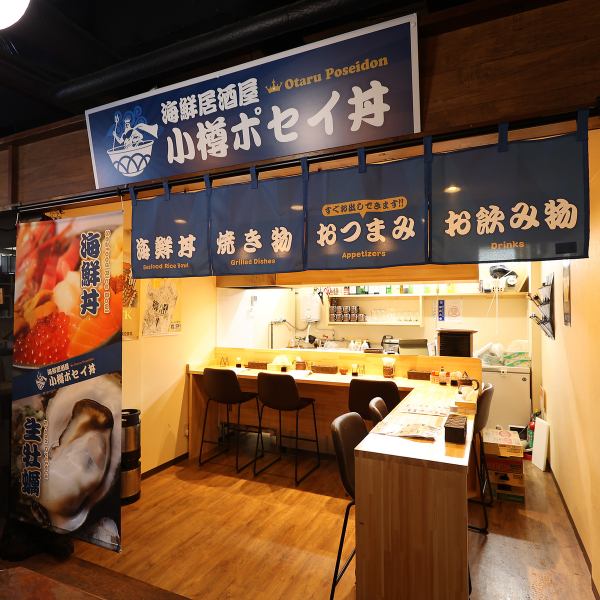 フードコート内に50席程お席をご用意しております！広々とした空間でゆっくりとお食事を楽しんでいただけます◎ご家族連れやグループでのご利用にも最適です。ぜひお気軽にご来店ください！