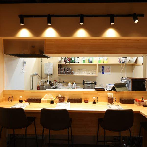 カウンター席を5席ご用意しております。おひとりさまでのご利用も大歓迎です！周りの雰囲気を気にせず、お食事をお楽しみいただけます。