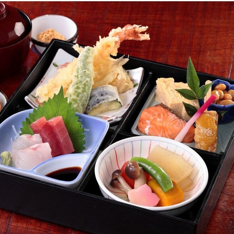 ランチ限定の松花堂弁当は当店の人気メニュー◎