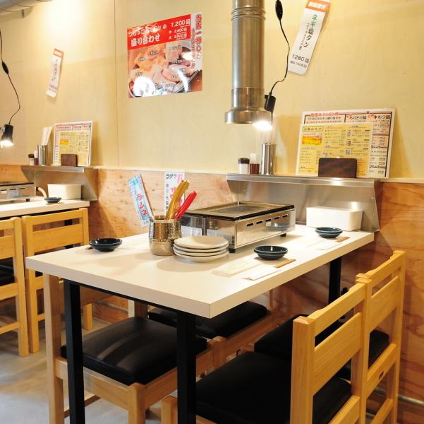 4名様テーブルが4卓ございます。ご家族・お子様連れも大歓迎◎少人数のお食事やご宴会にもご利用いただけます。テーブルを囲んでこだわりのホルモン・お鍋をめいっぱいお楽しみください♪