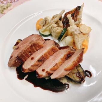 マグレ鴨のロティ、季節野菜と赤ワインソース