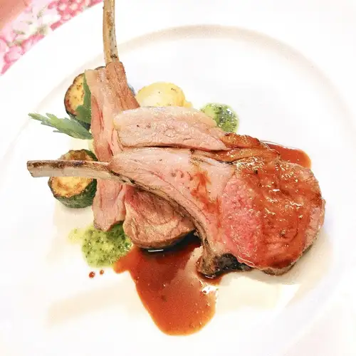 仔羊カレのグリエ、季節の温野菜添え（2本）