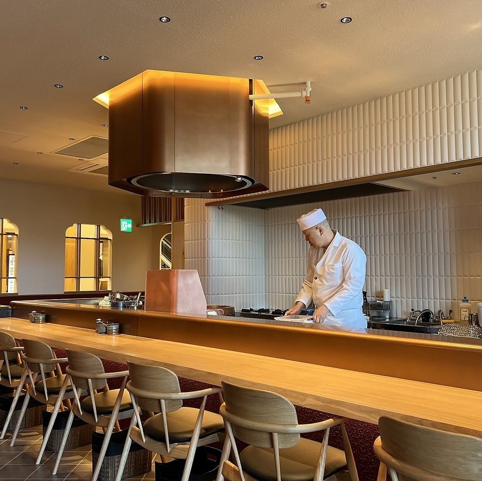 카운터는 12석 준비♪ 눈앞에서 장인의 기술을 즐길 수 있습니다☆