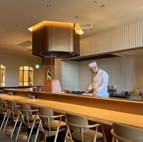 <p>【카운터 12석】카운터 12석의 눈앞에서 펼쳐지는 튀김 만들기는, 마치 요리의 퍼포먼스를 즐기고 있는 것 같습니다.나무의 따뜻함에 싸인 공간은 마음을 부드럽게 해줍니다 ♪ 장인의 기술을 눈에 띄면서 일품의 맛을 즐기세요.</p>