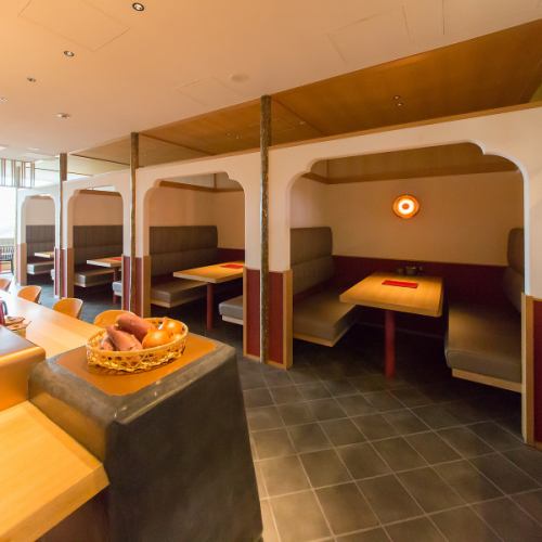 <p>【테이블 4명 탁×8, 2명 탁×1】 차분한 분위기 속에서, 일품의 튀김을 맛볼 수 있는 장소입니다♪테이블석이 4명 탁이 8개, 2명 탁이 1개 있어, 친구나 커플로의 이용에 최적입니다.사진 빛나는 BOX석은, 반개인실과 같이 프라이버시를 확보하면서, 릴렉스해 식사가 즐깁니다♪</p>