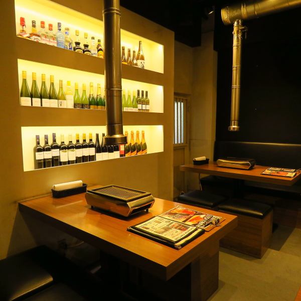 [Large table with roasters] The interior is a casual and easy-to-enter space in a stylish and calm atmosphere.The open interior is very cozy and you can have a good time while enjoying meat and sake.We are particular about ventilation, so please feel free to visit us.
