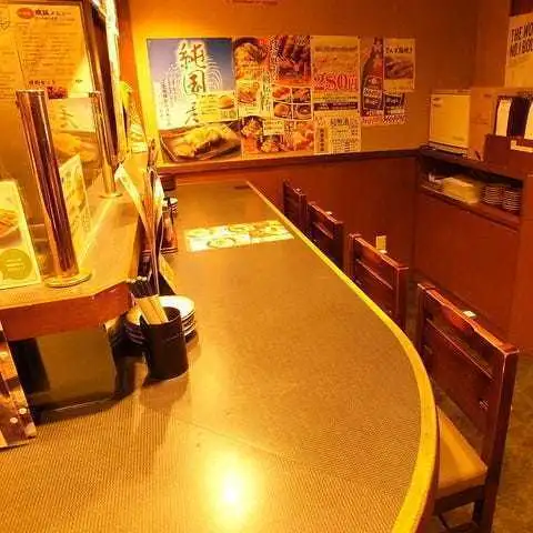 少人数での利用にぴったりなカウンター席やテーブル席もございます!カップルや友人同士での食事におすすめで、おしゃべりを楽しみながら料理を堪能できます★カウンターからは炭火焼き職人の手仕事が見え、目でも香りでもお楽しみいただけます♪静かな時間を過ごしたい方にも快適な雰囲気をご提供◎