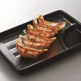 外はパリッと中はジューシー♪人気の八剣伝ギョーザ