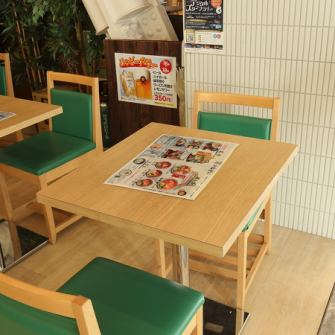 【少人数でのお食事も♪】落ち着いた雰囲気の2名テーブルは、デートや仕事帰りのちょっとした食事にぴったり。隣の席との距離も程よく、会話を楽しみながらゆったり過ごせます。必要に応じてテーブルを結合できるので、少人数の宴会にも対応可能。清潔感のある店内で、新鮮な海鮮料理を安心して楽しめる席です。