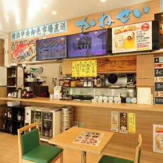 【黒板メニューも見逃せない！】落ち着いた雰囲気の店内で、ゆったり食事を楽しめます。その日の仕入れで変わる「本日のおすすめ」は黒板にずらり。新鮮な刺身や旬の一品は、どれも注文必須の逸品ばかりで、訪れるたびにワクワクする楽しみがあります。友人や同僚との食事も、会話と美味しさが自然に弾む空間です。