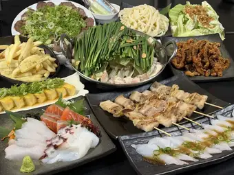 令人滿意的 5000 日元宴會套餐，包含 120 分鐘無限暢飲（含生啤酒）和 10 道菜，其中包括「雜碎火鍋」。