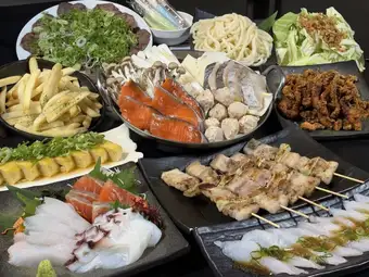 令人滿意的5000日元宴席套餐，包含120分鐘無限暢飲（含生啤）和10道菜：“海鮮火鍋”