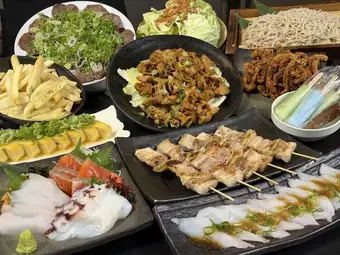 令人滿意的 5000 日元宴會套餐，包含 120 分鐘無限暢飲（含生啤酒）和 10 道菜，其中包括「味噌荷爾蒙炒菜」。