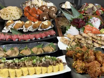 超豪華的 6000 日元宴會套餐，包含 120 分鐘無限暢飲（含生啤酒）和 10 道菜，其中包括“石漾火鍋”（一種火鍋）。