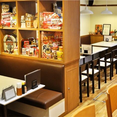 【カウンター、テーブル席をご用意しております！】店内はお一人様はもちろん、カップルやご夫婦での利用に最適なカウンター席や女子会、ママ会、各種宴会にも人気のテーブル席をご用意。種類豊富な生パスタはもちろん、デザートやおつまみなどもご用意していますので、あらゆるシーンにご対応可能です◎